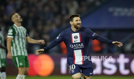 Lionel Messi dari PSG merayakan setelah mencetak gol keempat timnya selama pertandingan sepak bola Grup H Liga Champions antara Paris Saint-Germain (PSG) dan Maccabi Haifa, di Stadion Parc des Princes, di Paris, Prancis, Selasa, 25 Oktober 2022.