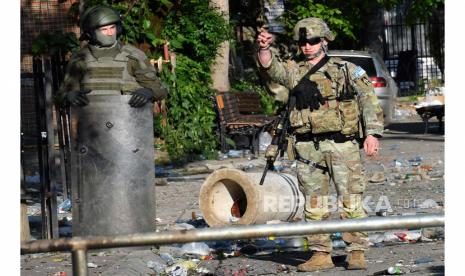 Pasukan penjaga perdamaian NATO di Kosovo mengatur posisi di depan gedung kotamadya di Zvecan, Kosovo, 30 Mei 2023.