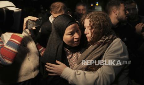 Aktivis Palestina Ahed Tamimi, kanan, disambut oleh ibunya setelah dia dibebaskan dari penjara oleh Israel, di kota Ramallah, Tepi Barat, Kamis pagi, 30 November 2023. 