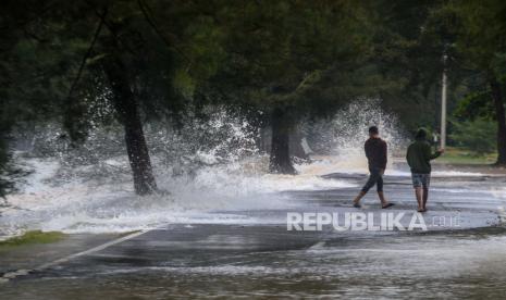 Sejumlah warga berada di sekitar pantai saat terjadi gelombang tinggi sepanjang pesisir pantai Pasir Padi, Kota Pangkalpinang, Kepulauan Bangka Belitung, Kamis (14/1/2021). 