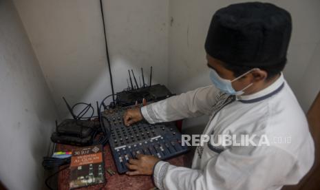 Muadzin mengatur sound system pengeras suara sebelum mengumandangkan adzan di Masjid Al-Ikhlas Jatipadang, Jakarta, Rabu (23/2/2022). Menteri Agama Yaqut Cholil Qoumas menerbitkan Surat Edaran Menteri Agama No SE 05 tahun 2022 tentang Pedoman Penggunaan Pengeras Suara di Masjid dan Musala, sebagai upaya untuk merawat persaudaraan dan harmoni sosial di lingkungan masyarakat Indonesia yang memiliki keberagaman dari sisi agama maupun keyakinan. Republika/Putra M. Akbar