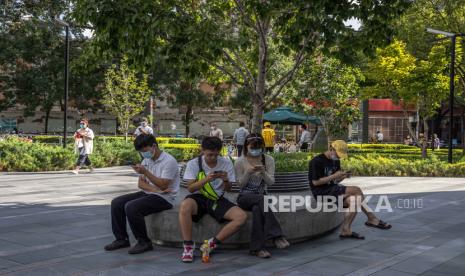  Anak muda menggunakan ponsel. Media sosial berhubungan kelainan makan pada seseorang.