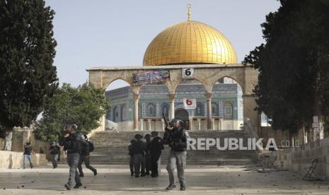 Pasukan keamanan Israel mengambil posisi selama bentrokan dengan warga Palestina di depan Masjid Kubah Batu di kompleks Masjid Al Aqsa di Kota Tua Yerusalem Senin, 10 Mei 2021. 