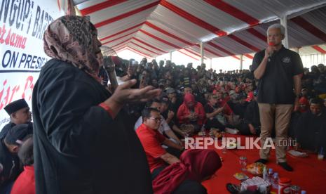 Calon Presiden nomor urut 3 Ganjar Pranowo berdiskusi dengan petani di Saung Petani Persawahan Bangodua, Indramayu, Jawa Barat, Sabtu (23/12/2023). Diskusi tersebut untuk menjaring aspirasi petani serta mendengar sejumlah keluhan terkait pupuk subsidi, bahan bakar alat pertanian hingga pendampingan usaha