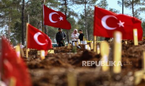  Korban gempa berduka di makam kerabat mereka yang kehilangan nyawa dalam gempa bumi dahsyat , di Kahramanmaras, Turki, Ahad (5/32023). Lebih dari 50.000 orang tewas dan ribuan lainnya terluka setelah gempa bumi besar melanda Turki selatan dan Suriah utara pada 06 Februari dan lagi pada 20 Februari 2023.