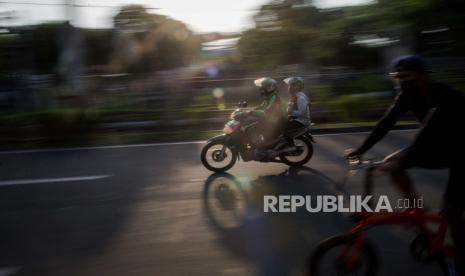 Pengemudi ojek daring mengangkut penumpan. Wali Kota Bekasi Rahmat Effendi mengizinkan pengemudi ojek online kembali mengangkut penumpang. Kebijakan itu merujuk dan menyesuaikan dengan kebijakan DKI Jakarta. 