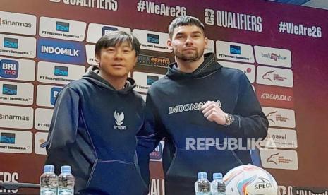 Pelatih timnas Indonesia, Shin Tae-yong dan Sandy Walsh di Stadion Utama Gelora Bung Karno, Jakarta, Rabu (20/3/2024). 