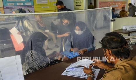 Calon pelamar kerja membuat kartu kuning atau AK-1 di Dinas Tenaga Kerja. Jumlah pencari kerja di Karawang lebih banyak daripada ketersediaan pekerjaan. Ilustrasi.