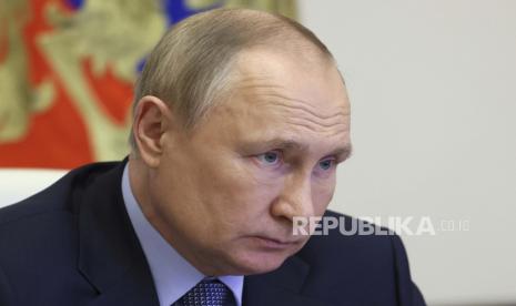 Presiden Rusia Vladimir Putin menghadiri pertemuan melalui konferensi video di kediaman Novo-Ogaryovo di luar Moskow, Rusia, Selasa, 31 Mei 2022.