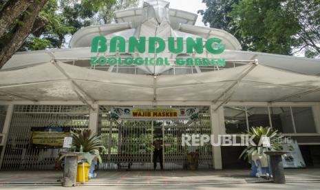 Petugas keamanan berjaga di depan gerbang Kebun Binatang Bandung Zoological Garden, Bandung, Jawa Barat. Akibat PPKM, Kebun Binatang Bandung ditutup.