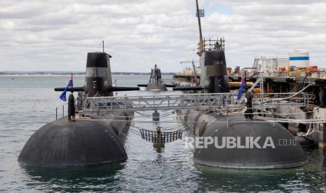 Pemandangan dua kapal selam kelas Collins Australia (depan) dan kapal selam serang bertenaga nuklir Inggris HMS Astute (belakang) di pangkalan HMAS Stirling Royal Australian Navy di Perth, Australia Barat, Australia, 29 Oktober 2021. 