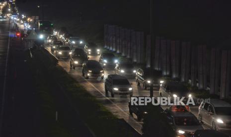 Kendaraan pemudik melintas di ruas Tol Cikopo-Palimanan, Subang, Jawa Barat, Sabtu (6/4/2024). Tol Cikopo-Palimanan kilometer 102 arah Cirebon, Jawa Tengah terpantau lancar dan terlihat lengang. Hanya terjadi kepadatan kendaraan pemudik yang mengantri untuk memasuki rest area. Lancarnya ruas tol tersebut akibat diberberlakukannya rekayasa lalu lintas satu arah di ruas tol Trans Jawa dari KM 72 Cikampek, hingga KM 414 Kalikangkung.