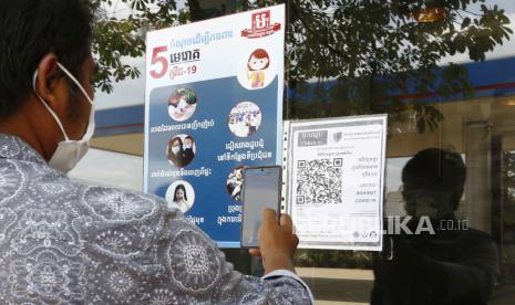  Seorang pria memindai sistem kode QR di sebuah restoran di Phnom Penh, Kamboja, 02 Maret 2021. Otoritas kesehatan Kamboja meluncurkan sistem Kode QR 