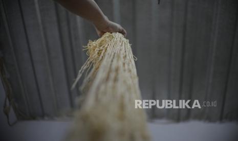 Pekerja menyelesaikan pembuatan mie di rumah produksi mi di Kawasan Ciledug, Tangerang, Banten, (ilustrasi). Pemkot Tangerang meminta setiap pemilik usaha di Tangerang, membentuk satgas penanggulangan Covid-19.