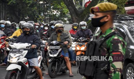 Wagub Jabar Ajak Tokoh Agama Sukseskan PPKM Darurat. Foto: Sejumlah kendaraan memadati ruas Jalan Rajawali Barat yang ditutup sementara di perbatasan Kota Bandung dan Kota Cimahi di Kota Bandung, Senin (5/7). Kepadatan kendaraan tersebut imbas dari penutupan jalan saat Pemberlakuan Pembatasan Kegiatan Masyarakat (PPKM) Darurat yang berlangsung hingga 20 Juli 2021. Foto: Republika/Abdan Syakura