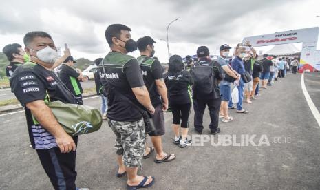 Sejumlah penonton antre memasuki tribun untuk menonton balapan WSBK 2021 di gerbang barat Pertamina Mandalika International Street Circuit di KEK Mandalika, Desa Kuta, Kecamatan Pujut, Praya, Lombok Tengah, NTB, Ahad  (21/11/2021). Ribuan penonton mulai berdatangan dari Lombok dan berbagai daerah di Indonesia untuk menyaksikan balapan final WSBK 2021 seri terakhir di sirkuit Mandalika.