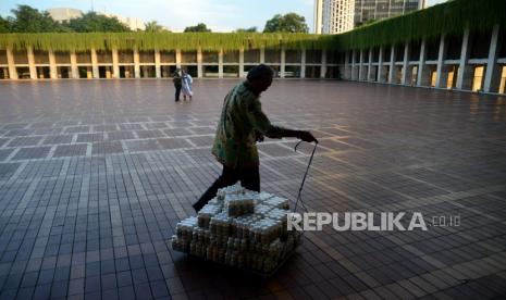 Petugas membawa minuman menjelang waktu berbuka puasa di Masjid Istiqlal, Jakarta, Kamis (23/3/2023). Selama ramadan Masjid Istiqlal menyediakan 2000 boks pada hari Senin hingga Kamis sedangkan hari Jumat hingga Ahad menyiapkan 2500 sampai 3000 boks karena pada hari tersebut biasanya jamaah lebih banyak yang datang.