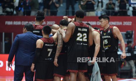 Para pemain timnas basket Indonesia seusai melawan Arab Saudi pada pertandingan Fiba Asia Cup 2022 di Istora Senayan, Jakarta, Selasa (12/7/2022). Pada pertandingan itu Indonesia menang dengan skor 80-54.