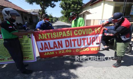 Warga memasang portal di akses masuk Desa Gogorante, Kediri, Jawa Timur, Sabtu (23/5/2020). Sejumlah desa di Kediri menutup akses masuk wilayahnya untuk mengantisipasi warga luar desa berkunjung saat lebaran guna menangkal penyebaran COVID-19