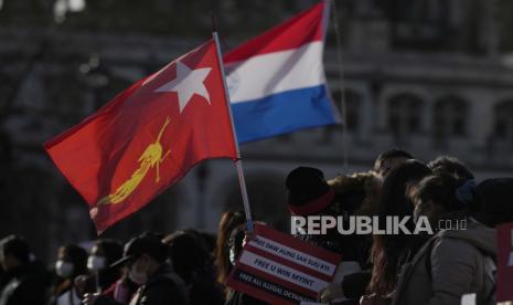  Pengunjuk rasa pro demokrasi Myanmar menandai peringatan satu tahun perebutan kekuasaan oleh tentara, dengan topeng bendera dan plakat di Parliament Square, London, Selasa, 1 Februari 2022. Penentang kekuasaan militer di Myanmar pada Selasa menandai peringatan satu tahun dari perebutan kekuasaan oleh tentara dengan pemogokan nasional untuk menunjukkan kekuatan dan solidaritas mereka di tengah kekhawatiran tentang apa yang telah menjadi perebutan kekuasaan yang semakin keras, demonstrasi juga terjadi di ibu kota dunia lainnya.