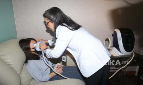 Terapi E-Eye Intense Pulse Light  untuk mata kering dari JEC Dry Eye Service di RS Mata JEC @ Kedoya. 