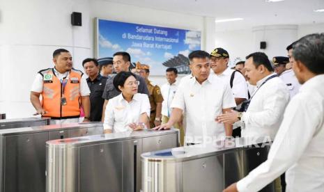 Penjabat (Pj) Gubernur Jawa Barat (Jabar) Bey Machmudin meninjau Bandara Internasional Jawa Barat (BIJB), Kertajati, Kabupaten Majalengka, Jabar, Selasa (10/10/2023).