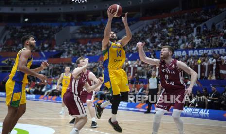 Pertandingan Brasil vs Latvia di FIBA World Cup 2023 yang berlangsung di Indonesia Arena.