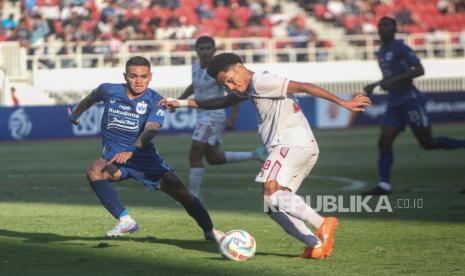 Pesepak bola PSIS Semarang Gali Freitas (kiri) berusaha menghadang tendangan pesepak bola Arema FC Alfredo Tata (kanan) dalam pertandingan BRI Liga 1 di Stadion Jatidiri, Semarang, Jawa Tengah, Rabu (9/8/2023). PSIS Semarang menang dengan skor 2-0.