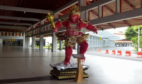 Suasana lengang kawasan Terminal Domestik Bandara Internasional I Gusti Ngurah Rai di Badung, Bali, Sabtu (25/4). PT Angkasa Pura I (AP I) terus berupaya menekan penyebaran Covid-19 dengan berbagai cara. Salah satunya dengan penerapan lima pos pemeriksaan calon penumpang yang akan melakukan penerbangan di bandara wilayah operasi AP I.