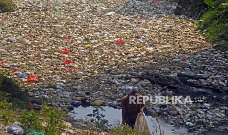 Pemulung mencari barang bekas di daerah aliran Sungai Cibanten yang penuh sampah di Kampung Kidemang Kota Serang, Banten, Rabu (20/9/2023). Warga yang tinggal di di sekitar sungai tersebut meminta pemda setempat segera membersihkan sampah yang menimbulkan bau busuk dan bila turun hujan dikhawatirkan akan memicu banjir. 