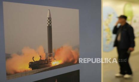 Sebuah foto yang menunjukkan peluncuran rudal Korea Utara dipajang di Pos Pengamatan Unifikasi di Paju, Korea Selatan, dekat perbatasan dengan Korea Utara, Selasa (11/4/2023). Pemimpin Korea Utara Kim Jong Un berjanji untuk meningkatkan persenjataan nuklirnya dengan cara yang lebih praktis. dan ofensif saat dia bertemu dengan pejabat militer senior untuk membahas persiapan perang negara itu dalam menghadapi latihan militer panik saingannya, kata media pemerintah.