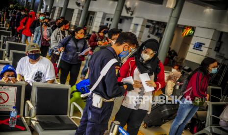 Petugas memeriksa dokumen penumpang di Stasiun Pasar Senen, Jakarta, Rabu (28/10). Jumlah penumpang kereta api mengalami peningkatan memasuki hari libur Maulid Nabi Muhammad SAW dan cuti bersama yang bertepatan akhir pekan 28 Oktober hingga 1 November 2020. Republika/Putra M. Akbar