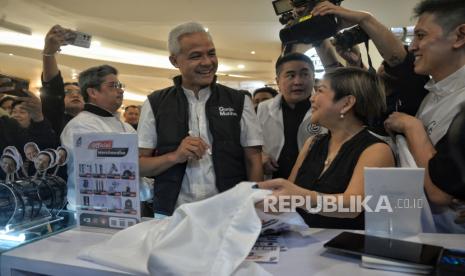 Capres no urut 3 Ganjar Pranowo berbincang dengan salah satu pembeli merchandise Ganjar-Mahfud saat acara grand launching official merchandise Ganjar-Mahfud di FX Senayan, Jakarta, Senin (11/12/2023). Official Merchandise Ganjar-Mahfud ini bertujuan untuk memfasilitasi masyarakat yang ngefans terhadap Ganjar-Mahfud sekaligus salah satu upaya TPN Ganjar-Mahfud untuk menggalang dana kampanye secara adil, jujur dan terbuka.