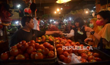 Warga berbelanja kebutuhan pokok, di Pasar Senen, Jakarta, Senin (5/9/2022). Menurut pedagang setempat kenaikan harga Bahan Bakar Minyak (BBM) mengakibatkan ongkos kirim berbagai kebutuhan pokok mengalami kenaikan, Namun para pedagang mengaku belum menaikan harga bahan pokok dan sayuran atau saat ini harga masih dalam kondisi normal/stabil. 