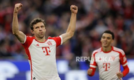 Thomas Muller dari Bayern Munchen (kiri) dilaporkan akan perpanjang kontrak semusim bersama klubnya. 