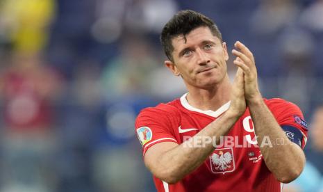 Robert Lewandowski dari Polandia setelah pertandingan grup B kejuaraan sepak bola Euro 2020 antara Swedia dan Polandia di stadion Saint Petersburg di St. Petersburg, Rusia, Rabu, 23 Juni 2021. 