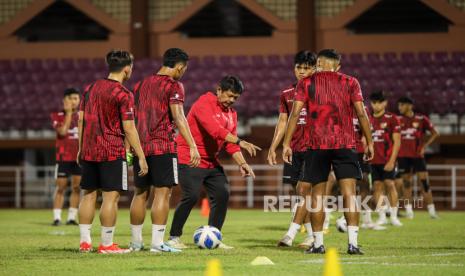 Pelatih Timnas U-19 Indonesia Indra Sjafri (tengah) memberikan arahan saat memimpin latihan di Lapangan THOR, Surabaya, Jawa Timur, Kamis (11/7/2024). Timnas U-19 Indonesia tergabung dalam Grup A Piala AFF U-19 2024 bersama Timor Leste, Kamboja, dan Filipina yang akannbertanding di Surabaya pada 17 hingga 29 Juli 2024. 