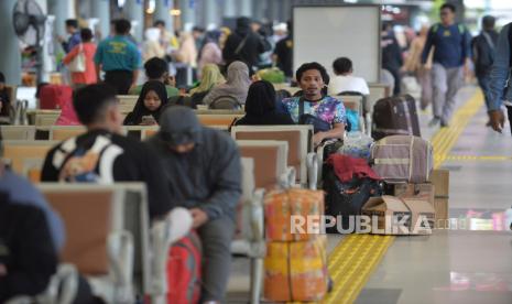 Sejumlah pemudik menunggu kedatangan kereta api di Stasiun Pasar Senen, Jakarta. Menko PMK Muhadjir Effendy sebut persiapan mudik Lebaran 2024 sudah maksimal.