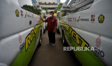 Pengemudi mempersiapkan kendaraan yang sudah diisi bahan bakar B40 saat peluncuran uji jalan penggunaan B40 di halaman Kementerian ESDM, Jakarta, Rabu (27/7/2022).