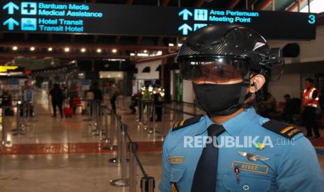 Petugas keamanan penerbangan menggunakan helm thermal KC wearable untuk memantau suhu tubuh calon penumpang pesawat di Terminal 2 Bandara Soekarno Hatta, Tangerang, Banten, Kamis (25/6/2020). Pengguna helm tersebut dapat mendeteksi suhu tubuh seseorang dalam jarak 10 meter yang ada di Bandara Soetta dalam penerapan tatanan normal baru di dunia penerbangan. 