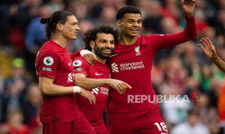 Pemain Liverpool Mohamed Salah (Tengah) berselebrasi dengan rekan satu timnya Darwin Nunez (Kiri) dan Cody Gapko (Kanan) setelah mencetak gol 1-0 pada pertandingan sepak bola Liga Premier Inggris antara Liverpool dan Brentford, di Liverpool, Inggris, Sabtu (6/5/2023).