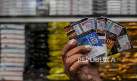 Pedagang menunjukkan bungkus rokok bercukai di Jakarta, Kamis (10/12). Komite Nasional Pengendalian Tembakau meminta pemerintah untuk menekan konsumsi rokok sebagai salah satu upaya menangani pandemi COVID-19. 