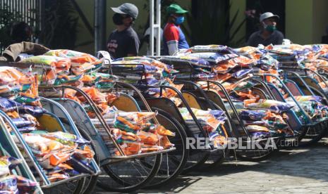 Ratusan pengemudi ojol dan tukang becak di Madiun menerima bantuan APD. Ilustrasi.