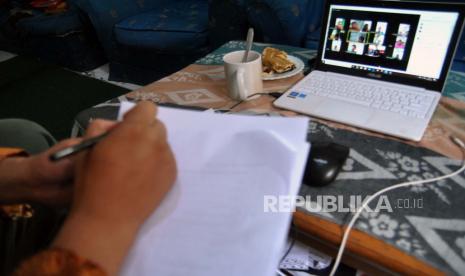 Guru SD melakukan proses belajar mengajar (PBM) dengan siswa melalui aplikasi media daring di rumahnya di Kelurahan Bubulak, Kota Bogor, Jawa Barat, Rabu (1/4/2020). FSGI merekomendasikan agar tahun ajaran baru tetap dimulai pertengahan Juli, tetapi dengan sistem pembelajaran jarak jauh.