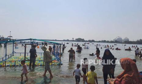 Pantai Bali 2 di Kecamatan Balongan, Kabupaten Indramayu, dipadati wisatawan.