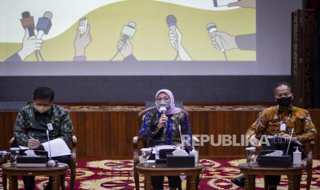 Menteri Ketenagakerjaan Ida Fauziyah (tengah) 