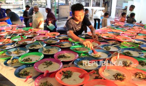 Petugas menyiapkan bubur pedas untuk warga yang berbuka puasa di Masjid Raya Al-Mashun, Medan, Sumatera Utara, Selasa (12/3/2024). Pengurus Masjid Raya Medan menyiapkan sebanyak 500 porsi bubur pedas gratis per hari yang dibagikan kepada masyarakat selama bulan Ramadhan. 