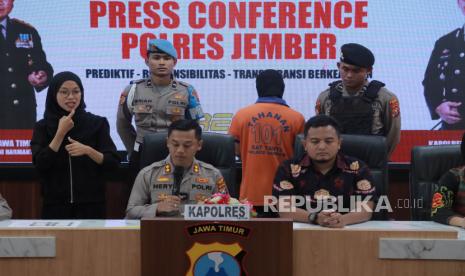 Kapolres Jember AKBP Hery Purnomo (kedua kiri), didampingi Kasat Reskrim AKP Dika Hadian (kedua kanan) memberikan keterangan pers saat rilis kasus tindak kekerasan seksual di Mapolres Jember, Jawa Timur, Jumat (20/1/2023). Polres Jember menahan tersangka Kiai FM yang merupakan pengasuh pondok pesantren yang diduga melakukan tindak kekerasan seksual terhadap empat santri.  