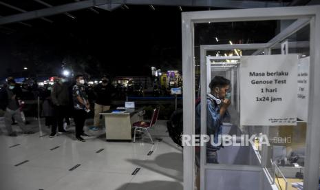 Sejumlah calon penumpang menjalani tes Covid-19 menggunakan alat GeNose C19 