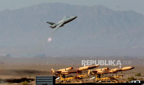 Sebuah foto selebaran yang disediakan oleh kantor Angkatan Darat Iran menunjukkan sebuah drone militer.  